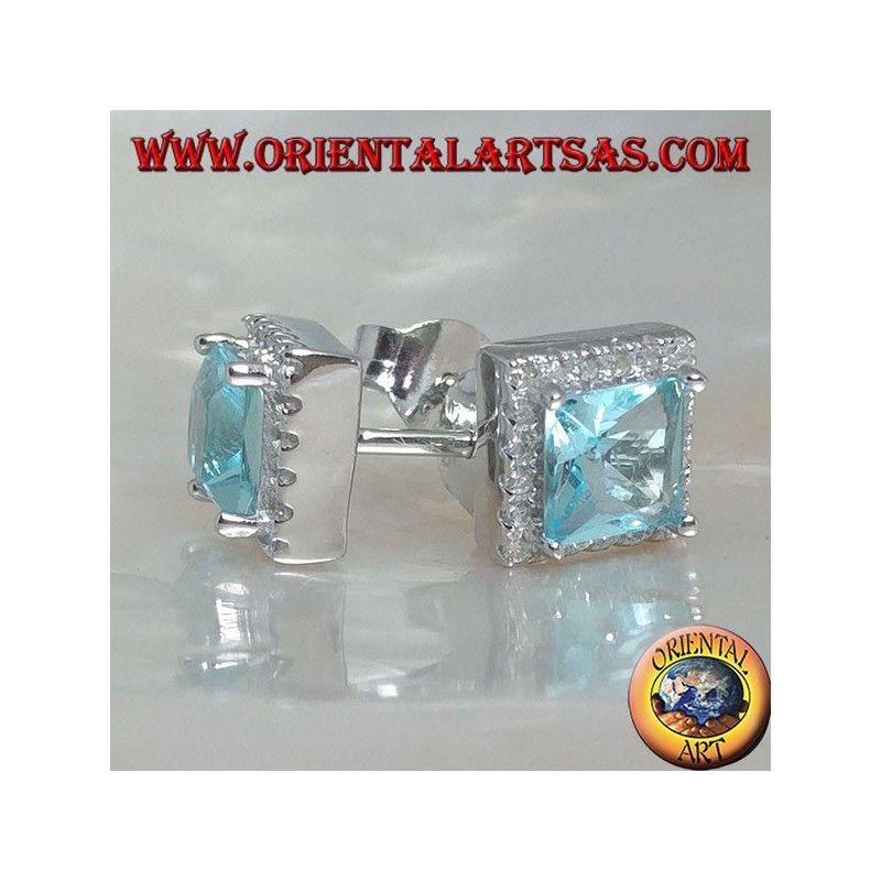 Silberne Ohrringe mit natürlichem blauen Topas auf einem von Zirkonen umgebenen Quadrat