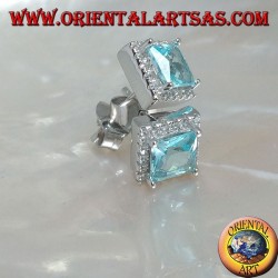Boucles d'oreilles en argent avec topaze bleue naturelle sur un carré entouré de zircons