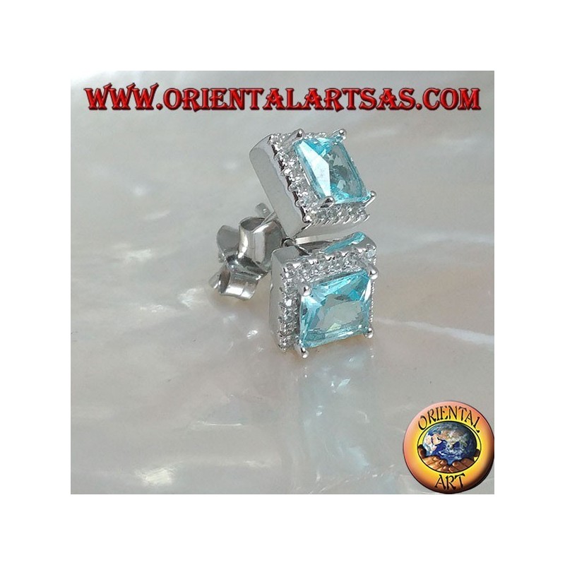 Boucles d'oreilles en argent avec topaze bleue naturelle sur un carré entouré de zircons