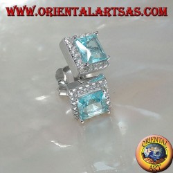 Boucles d'oreilles en argent avec topaze bleue naturelle sur un carré entouré de zircons