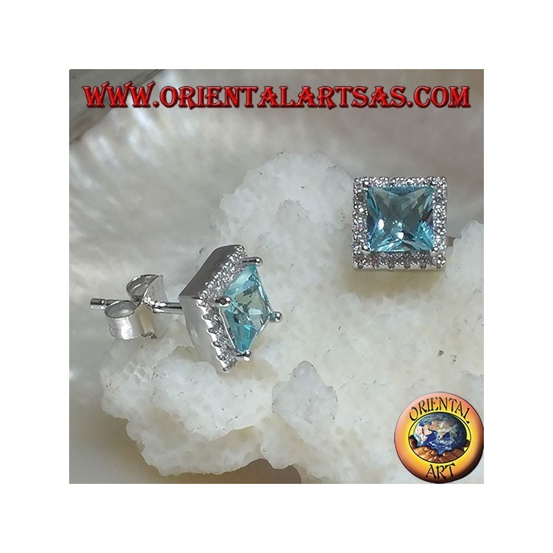 Silberne Ohrringe mit natürlichem blauen Topas auf einem von Zirkonen umgebenen Quadrat