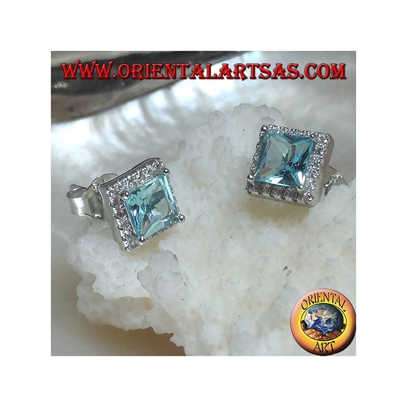 Boucles d'oreilles en argent avec topaze bleue naturelle sur un carré entouré de zircons