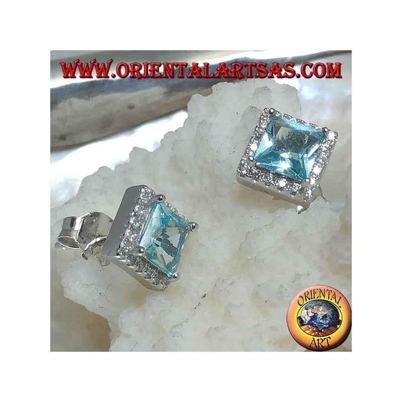 Silberne Ohrringe mit natürlichem blauen Topas auf einem von Zirkonen umgebenen Quadrat