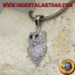 Colgante de plata con forma de búho tachonado de circonitas blancas y ojos de circonita negra.