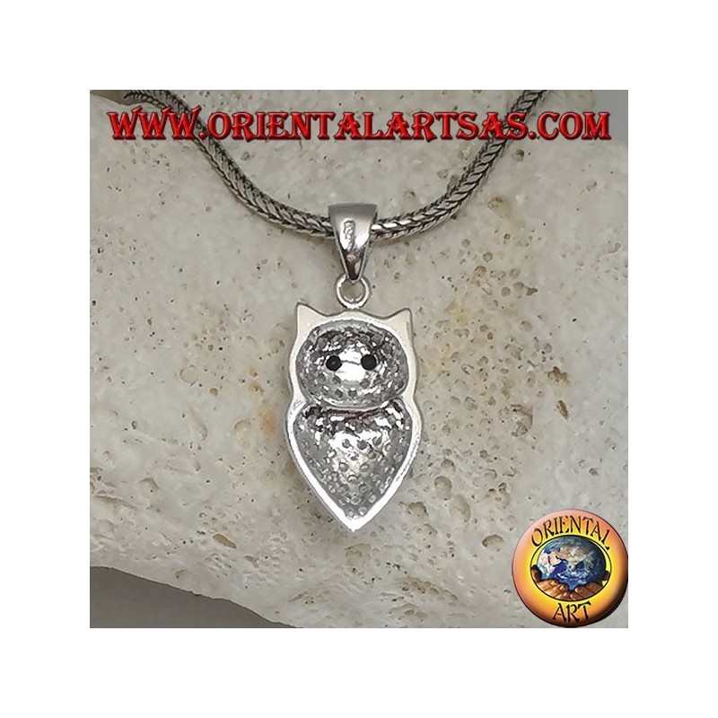 Pendentif en argent en forme de hibou parsemé de zircons blancs et d'yeux en zircon noir
