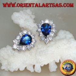 Silberne Ohrringe mit synthetischem Teardrop-Saphir, umgeben von Zirkonen