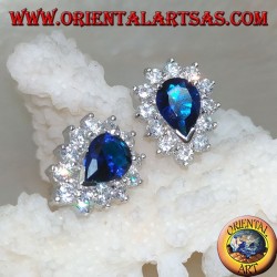 Pendientes con lóbulos plateados con zafiro de lágrima sintético rodeado de circonitas