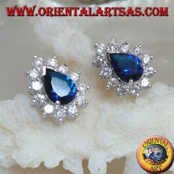Silberne Ohrringe mit synthetischem Teardrop-Saphir, umgeben von Zirkonen