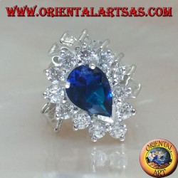 Pendientes con lóbulos plateados con zafiro de lágrima sintético rodeado de circonitas