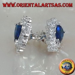 Pendientes con lóbulos plateados con zafiro de lágrima sintético rodeado de circonitas