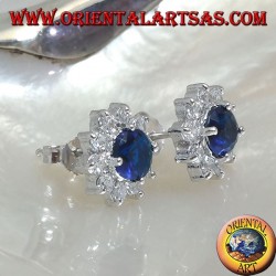 Pendientes lobulares de plata con zafiro sintético redondo engastado en circonitas.