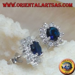 Pendientes lobulares de plata con zafiro sintético redondo engastado en circonitas.