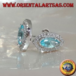 Pendientes de plata con forma de lóbulo con un conjunto de topacios azules naturales rodeados de circonitas