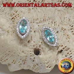 Pendientes de plata con forma de lóbulo con un conjunto de topacios azules naturales rodeados de circonitas