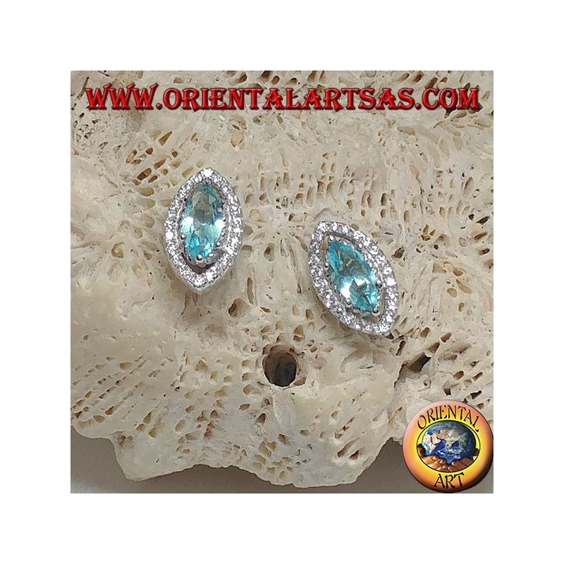 Pendientes de plata con forma de lóbulo con un conjunto de topacios azules naturales rodeados de circonitas