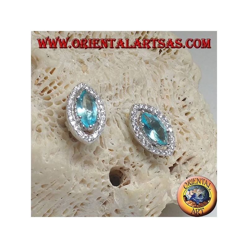 Pendientes de plata con forma de lóbulo con un conjunto de topacios azules naturales rodeados de circonitas