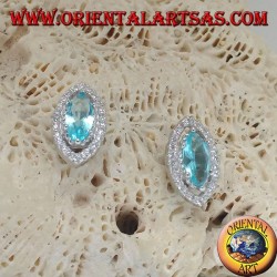 Pendientes de plata con forma de lóbulo con un conjunto de topacios azules naturales rodeados de circonitas