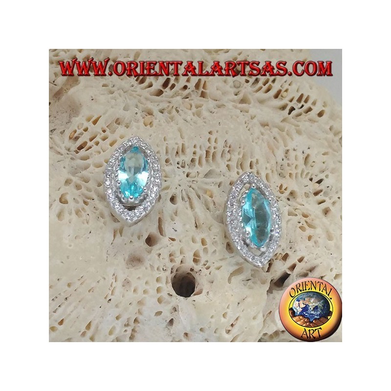 Pendientes de plata con forma de lóbulo con un conjunto de topacios azules naturales rodeados de circonitas