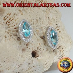 Boucles d'oreilles Lobe Shuttle en argent avec topaze bleue naturelle entourées de zircons