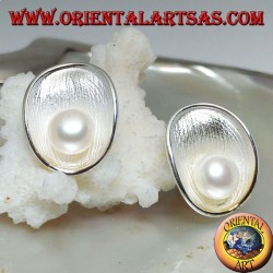 Orecchini in argento a lobo con conchiglia madre satinata all'interno e perla bianca d'acqua dolce 