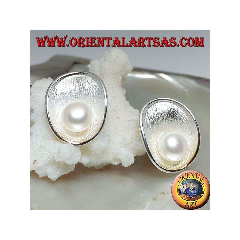Silberne Ohrringe mit satinierter Mutterschale innen und weißer Süßwasserperle