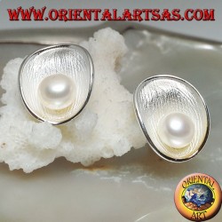 Boucles d'oreilles lobe en argent avec coquille de mère en satin à l'intérieur et perle d'eau douce blanche
