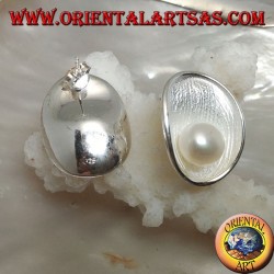 Boucles d'oreilles lobe en argent avec coquille de mère en satin à l'intérieur et perle d'eau douce blanche