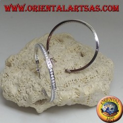 Boucles d'oreilles simples en forme de cercle en argent avec une rangée de zircons blancs centraux de 40 mm