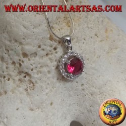 Colgante de plata con rubí sintético redondo engastado con circonitas redondas.
