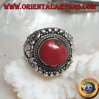 Anillo de plata con antiguos corales fósiles tibetanos y decoraciones étnicas hechas a mano.