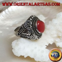 Anillo de plata con antiguos corales fósiles tibetanos y decoraciones étnicas hechas a mano.