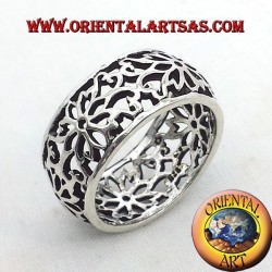 anello fascia traforata fiore bombato in argento