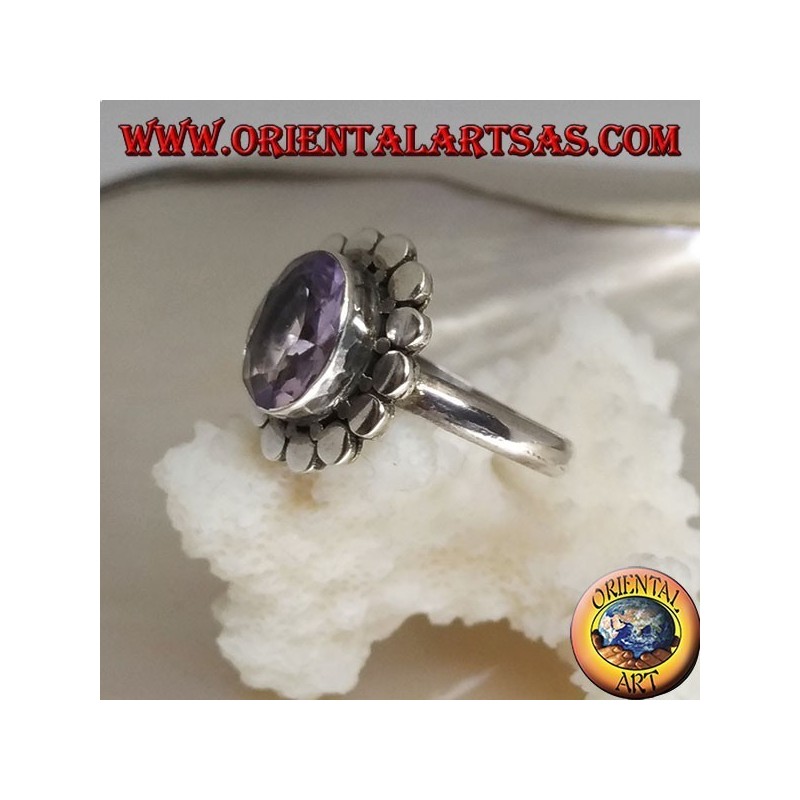 Silberring mit natürlichem ovalem facettiertem Amethyst, umgeben von Scheiben