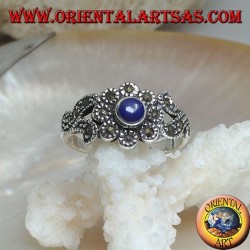 Silberring mit natürlichem rundem Lapislazuli und Blumendekorationen mit Markasit besetzt