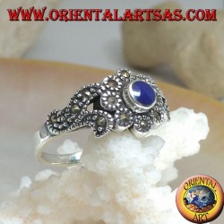 Bague en argent avec lapis-lazuli rond naturel et décorations florales parsemées de marcassite