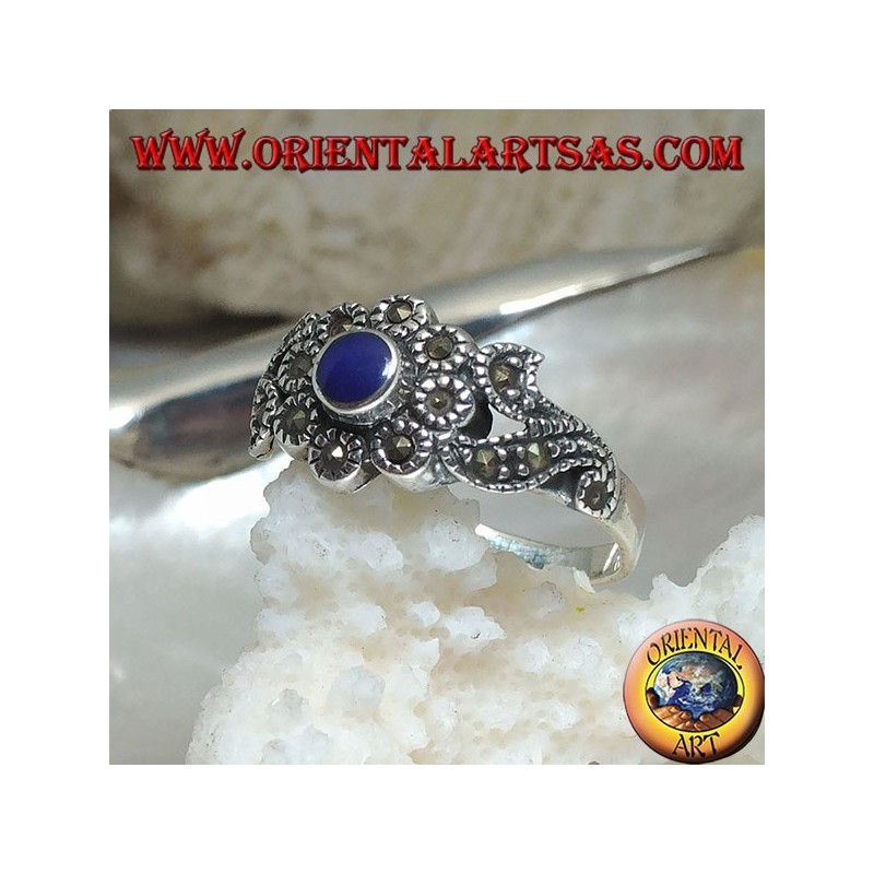 Anillo de plata con lapislázuli redondo natural y decoraciones florales tachonadas con marcasita