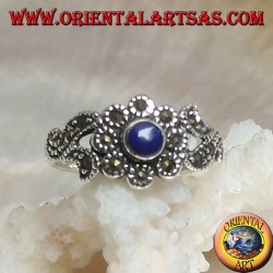 Bague en argent avec lapis-lazuli rond naturel et décorations florales parsemées de marcassite