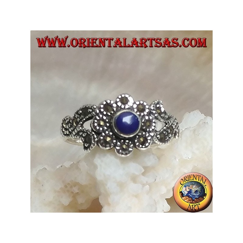 Bague en argent avec lapis-lazuli rond naturel et décorations florales parsemées de marcassite