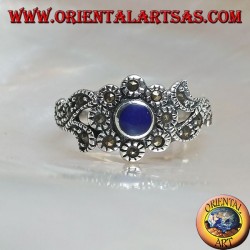 Bague en argent avec lapis-lazuli rond naturel et décorations florales parsemées de marcassite