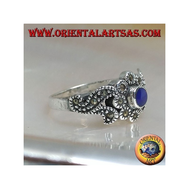 Anillo de plata con lapislázuli redondo natural y decoraciones florales tachonadas con marcasita