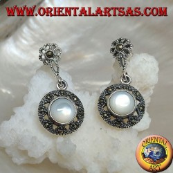 Pendientes de plata con flor de lóbulo y disco colgante tachonado de marcasita y nácar redondo.