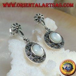 Pendientes de plata con flor de lóbulo y disco colgante tachonado de marcasita y nácar redondo.