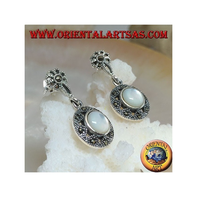 Boucles d'oreilles en argent avec fleur de lobe et disque pendentif clouté de marcassite et de nacre ronde