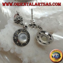 Boucles d'oreilles en argent avec fleur de lobe et disque pendentif clouté de marcassite et de nacre ronde