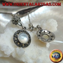 Pendientes de plata con flor de lóbulo y disco colgante tachonado de marcasita y nácar redondo.