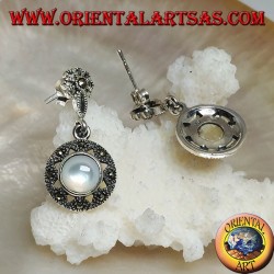 Pendientes de plata con flor de lóbulo y disco colgante tachonado de marcasita y nácar redondo.