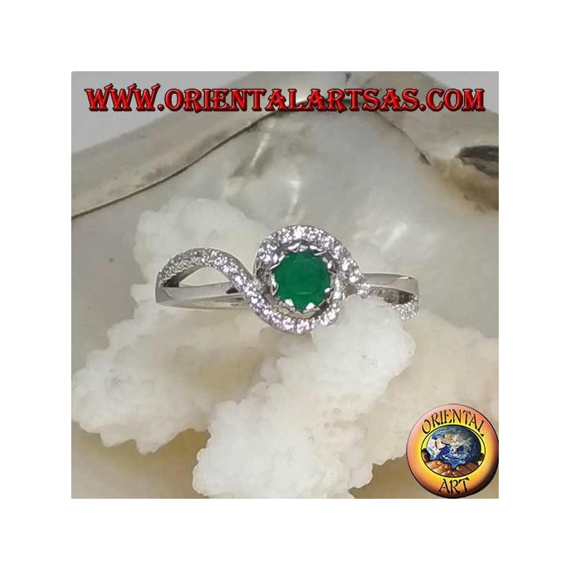 Anello in argento con smeraldo naturale tondo incastonato avvolto da una striscia di zirconi 
