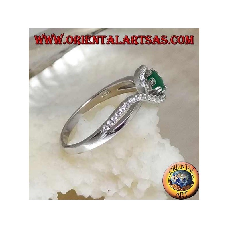 Anillo de plata con esmeralda redonda natural engastada en una tira de circonitas.