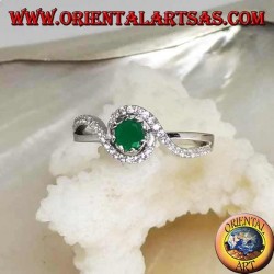 Anillo de plata con esmeralda redonda natural engastada en una tira de circonitas.