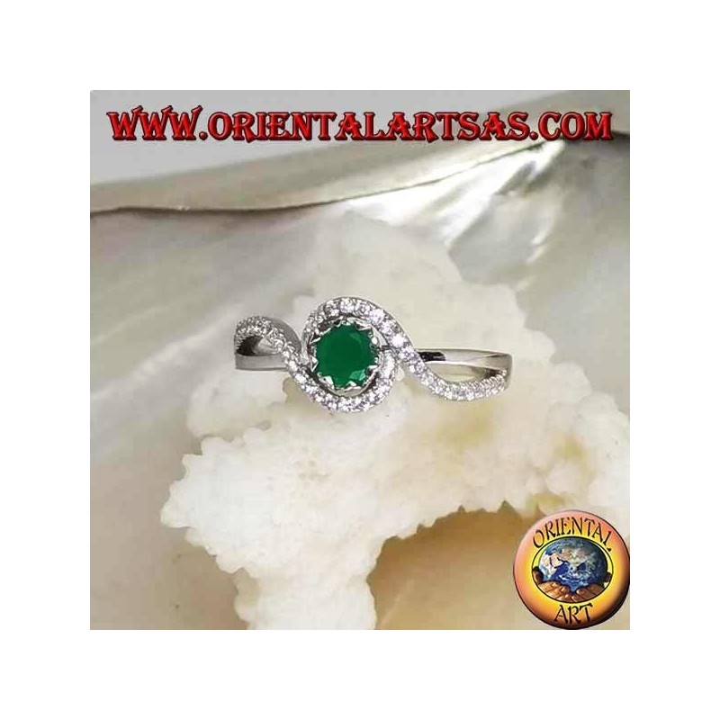 Anillo de plata con esmeralda redonda natural engastada en una tira de circonitas.